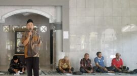 Foto: Kepsek SMAN 1 Labuhan Haji saat rapat dengan komite dan wali murid
