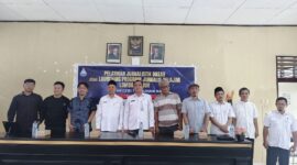 Foto: Kepala KCD Dikbud Lotim bersama Kepsek dan peserta jurnalis pelajar SMAN 1 Labuhan Haji dan para Awak Media