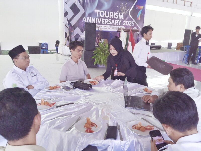 Foto: Peragaan Konsep Table Manner sambut Anniversary ke-7 Prodi Pariwisata Universitas Hamzanwadi