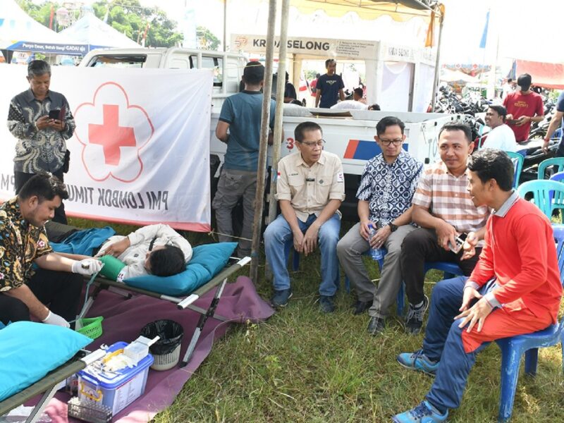 Foto: Wakil Bupati Lotim dan direktur RSUD dr.Raden Soedjono Selong, bersama Kades Sakra Selatan di Hari Jadi Desa Sakra Selatan