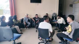 Foto: Karyawan Dapur Bergizi saat silaturahmi di Polsek setempat