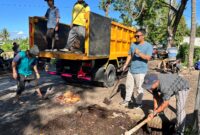 Foto: Camat, Lurah dan Warga Binaan Lapas Kelas IIB Selong Kolaborasi bersihkan Pasar Pancor. 