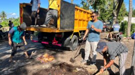 Foto: Camat, Lurah dan Warga Binaan Lapas Kelas IIB Selong Kolaborasi bersihkan Pasar Pancor. 