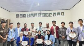 Foto: Pemberian Donasi dari Aliansi BEM se Lombok Timur (BEM ITSKes Muhammadiyah, STIT Palapa Nusantara, Institut Elkatarie, STIKES & STEI Hamzar, STAI Darul Kamal NW Kembang Kerang) pada Lazismu sebesar Rp. 20.400.000.
