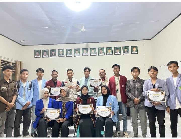 Foto: Pemberian Donasi dari Aliansi BEM se Lombok Timur (BEM ITSKes Muhammadiyah, STIT Palapa Nusantara, Institut Elkatarie, STIKES & STEI Hamzar, STAI Darul Kamal NW Kembang Kerang) pada Lazismu sebesar Rp. 20.400.000.