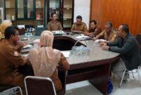 Foto: Direktur RSUD dr.Raden Soedjono Selong, dr.H.Anjasmoro, Sp.Rad., saat memimpin rapat bersama jajaran