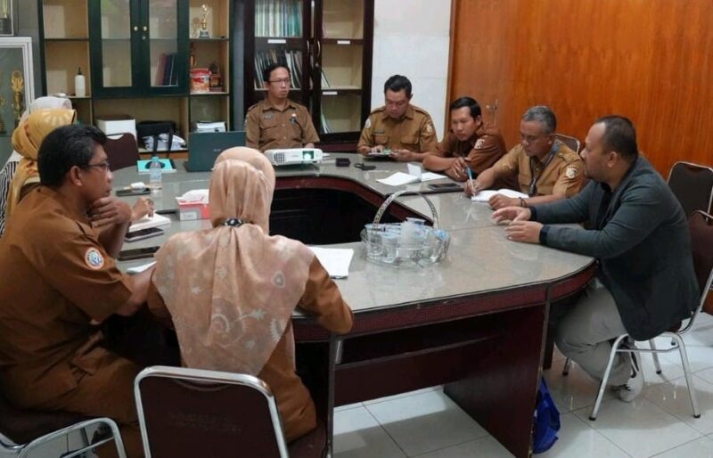 Foto: Direktur RSUD dr.Raden Soedjono Selong, dr.H.Anjasmoro, Sp.Rad., saat memimpin rapat bersama jajaran