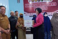 Foto: Ketua Bhayangkari Polda NTB, Ny. Uty Edy Murbowo secara simbolis berikan Bantuan di Ponpes Ibnu Mas'ud