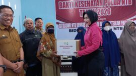 Foto: Ketua Bhayangkari Polda NTB, Ny. Uty Edy Murbowo secara simbolis berikan Bantuan di Ponpes Ibnu Mas'ud