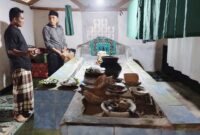 Foto: Juru Pelihara TPU & Situs Cagar Budaya Labuhan Haji, Amat Bento bersama Peziarah di Makam Sayid Al Idrus