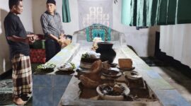 Foto: Juru Pelihara TPU & Situs Cagar Budaya Labuhan Haji, Amat Bento bersama Peziarah di Makam Sayid Al Idrus