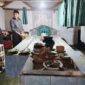Foto: Juru Pelihara TPU & Situs Cagar Budaya Labuhan Haji, Amat Bento bersama Peziarah di Makam Sayid Al Idrus