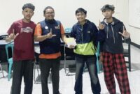 Foto: Penyerahan Donasi dari Komunitas The Jakmania Lombok kepada perwakilan Lazismu Lotim, Abdul Gafur Ramdhoni.