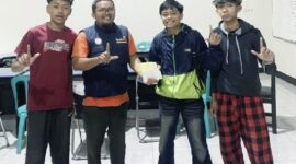Foto: Penyerahan Donasi dari Komunitas The Jakmania Lombok kepada perwakilan Lazismu Lotim, Abdul Gafur Ramdhoni.