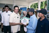 Foto: Bupati Lotim memberikan bantuan rumah layak huni (Mahyani) secara simbolis