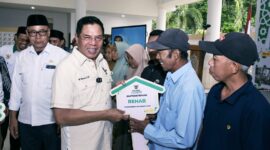 Foto: Bupati Lotim memberikan bantuan rumah layak huni (Mahyani) secara simbolis