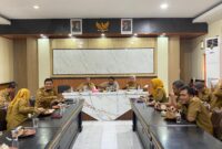 Foto: Bupati Lombok Timur makan bersama Kepala Bapenda dan segenap jajaran.