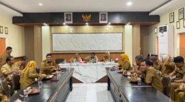 Foto: Bupati Lombok Timur makan bersama Kepala Bapenda dan segenap jajaran.