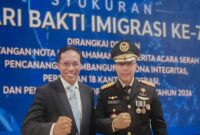 Foto: Sekda Lombok Timur (kiri) dengan pejabat imigrasi