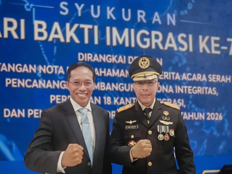 Foto: Sekda Lombok Timur (kiri) dengan pejabat imigrasi