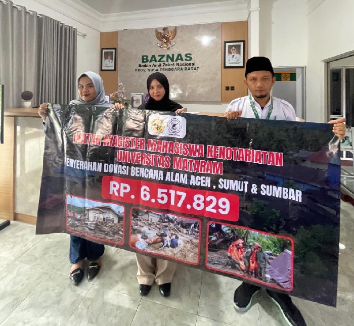 Foto: Pemberian donasi secara simbolis dari Ikatan Mahasiswa Magister Kenotariatan (IMMK) Universitas Mataram kepada Baznas NTB untuk korban bencana Aceh dan Sumatera.
