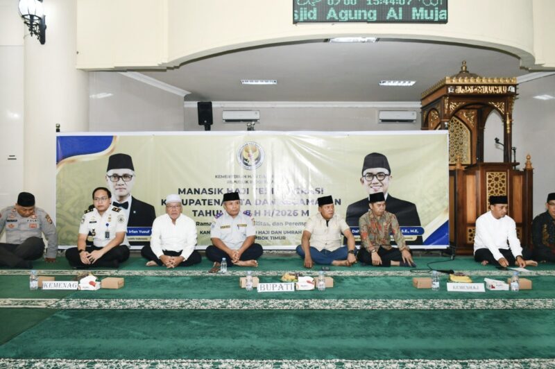 Foto: Bupati Lombok Timur bersama perwakilan sejumlah OPD terkait, saat menghadiri manasik haji di Mesjid Agung Al-Mujahidin Selong.