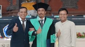 Foto: Dr.Hanapi.S.Pd., M.Si (tengah) bersama Promotor Prof. Dr. I Made Pageh, M.Hum dan Pendamping Promovendus Hasan Basri MA (kanan) 