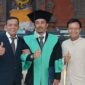 Foto: Dr.Hanapi.S.Pd., M.Si (tengah) bersama Promotor Prof. Dr. I Made Pageh, M.Hum dan Pendamping Promovendus Hasan Basri MA (kanan) 