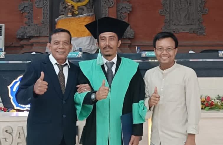 Foto: Dr.Hanapi.S.Pd., M.Si (tengah) bersama Promotor Prof. Dr. I Made Pageh, M.Hum dan Pendamping Promovendus Hasan Basri MA (kanan) 