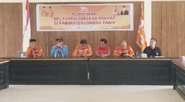 Foto: Mantan Bupati Lotim Ali BD bersama Pengurus Partai saat Pelantikan Pengurus DPD Lotim Partai Gerakan Rakyat