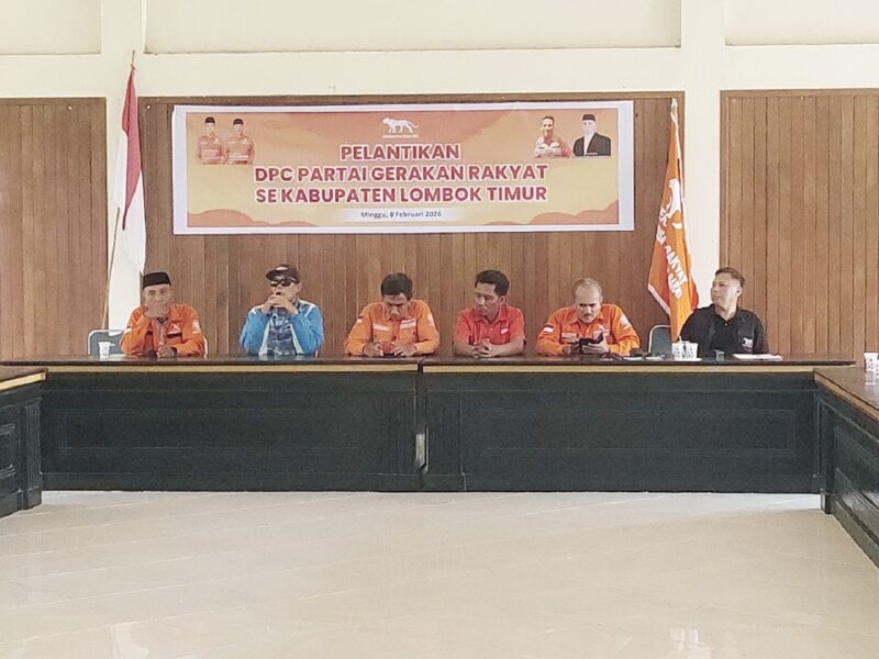 Foto: Mantan Bupati Lotim Ali BD bersama Pengurus Partai saat Pelantikan Pengurus DPD Lotim Partai Gerakan Rakyat