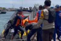 Foto: Tim SAR dan aparat gabungan saat evakuasi korban M.Azril Fillah Busairi, di perairan Sumbawa