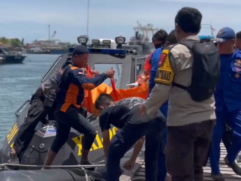 Foto: Tim SAR dan aparat gabungan saat evakuasi korban M.Azril Fillah Busairi, di perairan Sumbawa