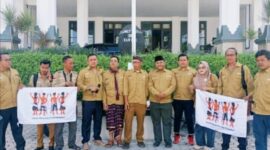 Foto: Ketua PD AMAN Lotim, Sayadi.SH, bersama para Punggawa