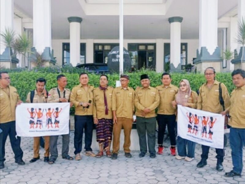 Foto: Ketua PD AMAN Lotim, Sayadi.SH, bersama para Punggawa