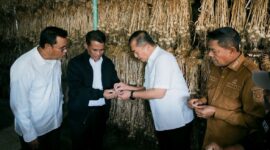 Foto: Mentan RI, Andi Amran Sulaiman, didampingi Gubernur NTB dan Bupati Lombok Timur meninjau hasil bawang putih warga Sembalun Lombok Timur