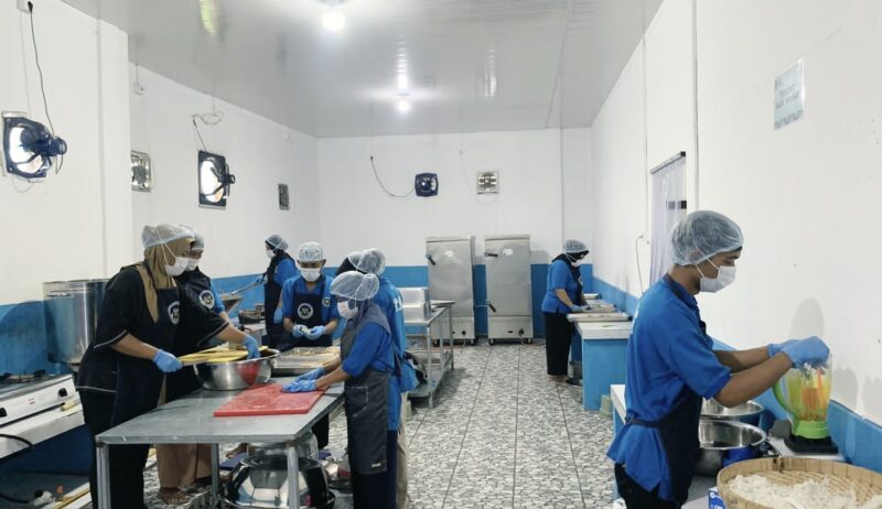 Foto: Karyawan SPPG Pohgading 3 mengedepankan S.O.P ketat dalam standar Higienitas dan Kebersihan