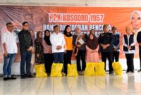 Foto: Hj Sari Yuliati, Wakil Ketua DPR RI Bidang Ekonomi & Keuangan saat memberikan bantuan pada korban terdampak bencana di Desa Pasirlangu, Kecamatan Cisarua, Kabupaten Bandung Barat