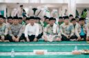 Foto: Bupati dan Wakil Bupati Lombok Timur, Sekretaris Daerah beserta Kepala Kementerian Haji dan Umroh beserta sejumlah kepala OPD saat pelepasan Kloter pertama jamaah haji.