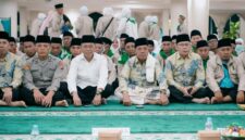 Foto: Bupati dan Wakil Bupati Lombok Timur, Sekretaris Daerah beserta Kepala Kementerian Haji dan Umroh beserta sejumlah kepala OPD saat pelepasan Kloter pertama jamaah haji.