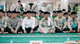 Foto: Bupati dan Wakil Bupati Lombok Timur, Sekretaris Daerah beserta Kepala Kementerian Haji dan Umroh beserta sejumlah kepala OPD saat pelepasan Kloter pertama jamaah haji.