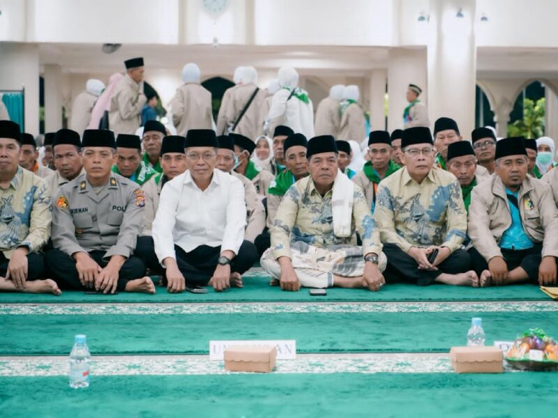 Foto: Bupati dan Wakil Bupati Lombok Timur, Sekretaris Daerah beserta Kepala Kementerian Haji dan Umroh beserta sejumlah kepala OPD saat pelepasan Kloter pertama jamaah haji.