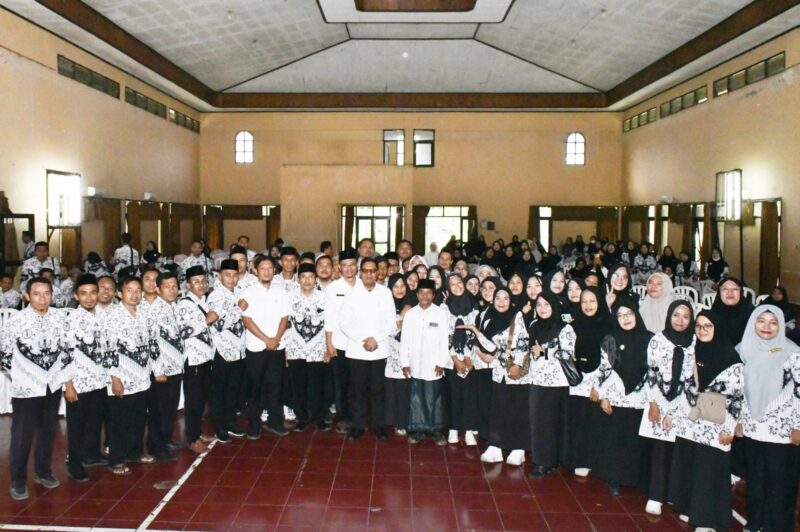 Foto: Bupati Lotim didampingi Kepala BKPSDM saat halal bihalal bersama ASN PPPK Tenaga Guru Angkatan 1, II, III, IV dan V yang digelar di Gedung Wanita Selong Lotim