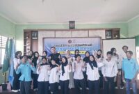 Foto: Pemateri workshop jurnalistik bersama peserta di ITSKes Muhammadiyah Selong