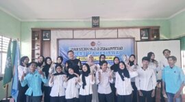 Foto: Pemateri workshop jurnalistik bersama peserta di ITSKes Muhammadiyah Selong