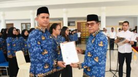 Foto: Bupati Lotim Drs. H. Haerul Warisin saat memberikan SK pengangkatan ASN lingkup Lotim secara simbolis