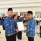 Foto: Bupati Lotim Drs. H. Haerul Warisin saat memberikan SK pengangkatan ASN lingkup Lotim secara simbolis