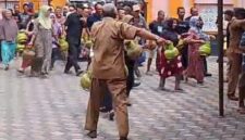 Foto: masyarakat Lotim yang berebut tong gas elpiji