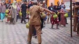 Foto: masyarakat Lotim yang berebut tong gas elpiji