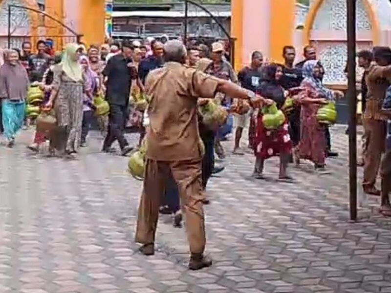 Foto: masyarakat Lotim yang berebut tong gas elpiji